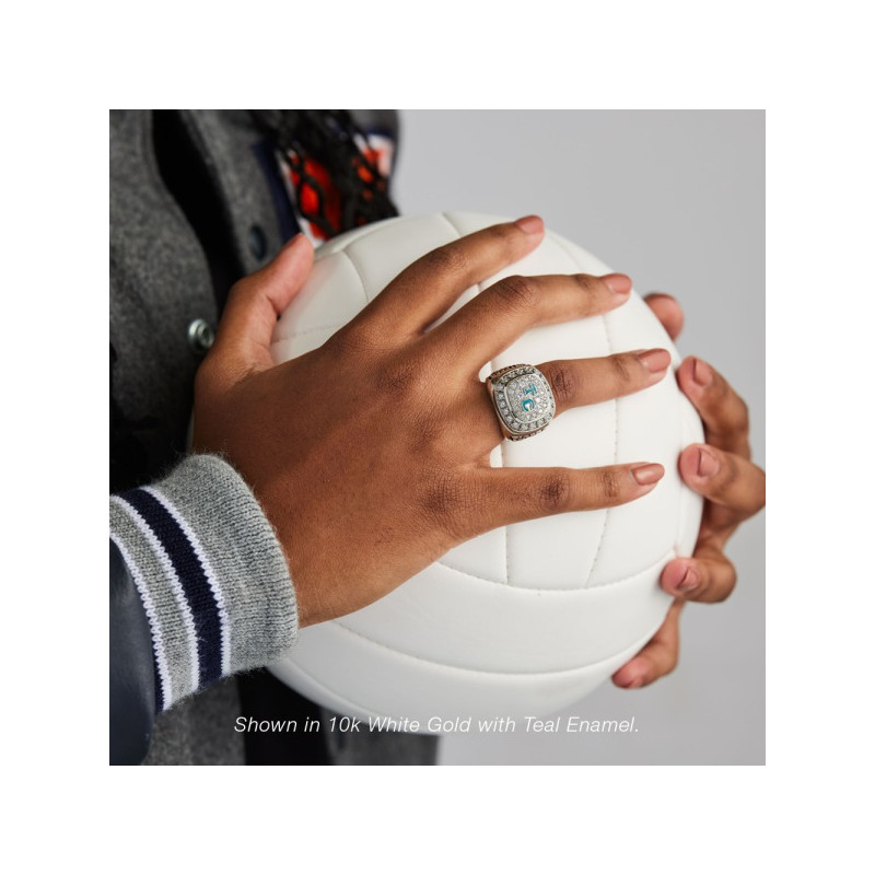 main avec une bague de champion ice qui tient un ballon