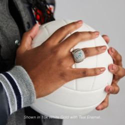main avec une bague de champion ice qui tient un ballon